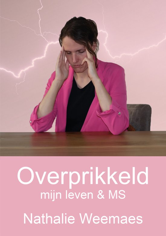 Vrouw in roze blazer met hoofd in handen, geërgerde uitdrukking, bliksem op achtergrond. Titel: Overprikkeld, mijn leven & MS.