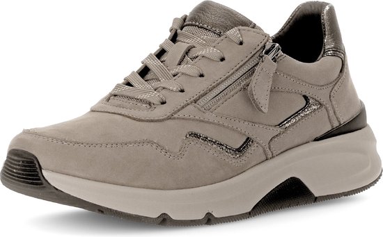 Schuin vooraanzicht van taupe Gabor Rollingsoft sneaker met rits en subtiele glanzende details.