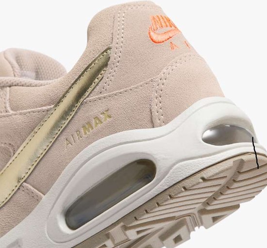 Detail van beige Nike Air Max Command PRM sneaker met gouden swoosh, 'AIRMAX' tekst en zichtbare Air unit.