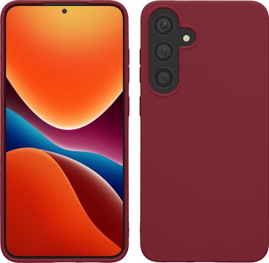 Avant et arrière d'une coque de téléphone bordeaux-violette à côté d'un smartphone à écran coloré.