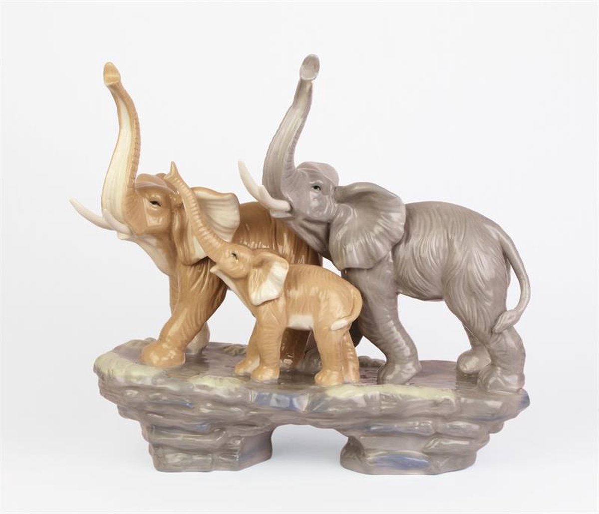 Porseleinen olifantenbeeld – decoratief beeld van een olifanten familie in porselein – elegante woondecoratie voor woonkamer of kantoor
