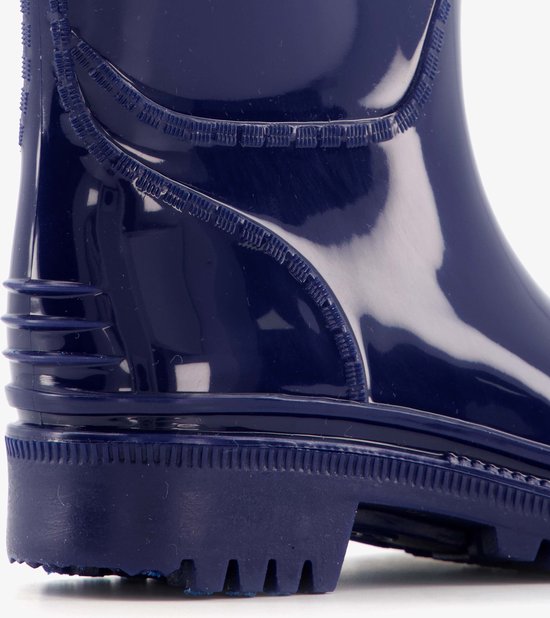 Donkerblauwe regenlaars, close-up van de zool en hak met profiel.