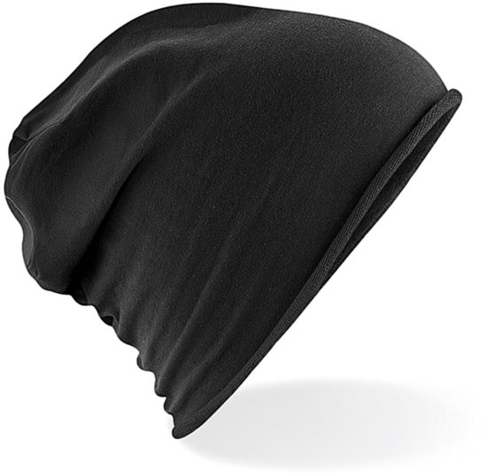 Zwarte, losvallende beanie met omgeslagen rand.