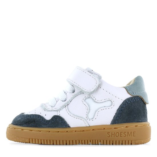 Wit leren sneaker met donkerblauwe suède details en bruine zool. Klittenbandsluiting en veters.
