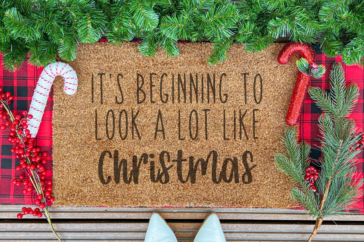 Laser-Point Look A Lot Like Christmas | 60x40 cm | Nieuwe huis cadeau | Ingangsmat | Deurmat met stijl | Verhuizing cadeau | Praktisch & trendy | Perfect voor binnenkomst | Cadeau voor nieuwe woning Bruin | Zwart (Gravering 60x40)