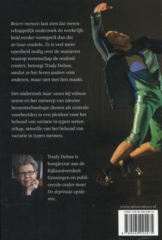 Man in groen pak danst. Titel: Betere mensen. Foto van Trudy Dehue.