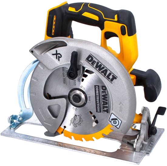 DeWalt cirkelzaag in zwart en geel met metalen voet.
