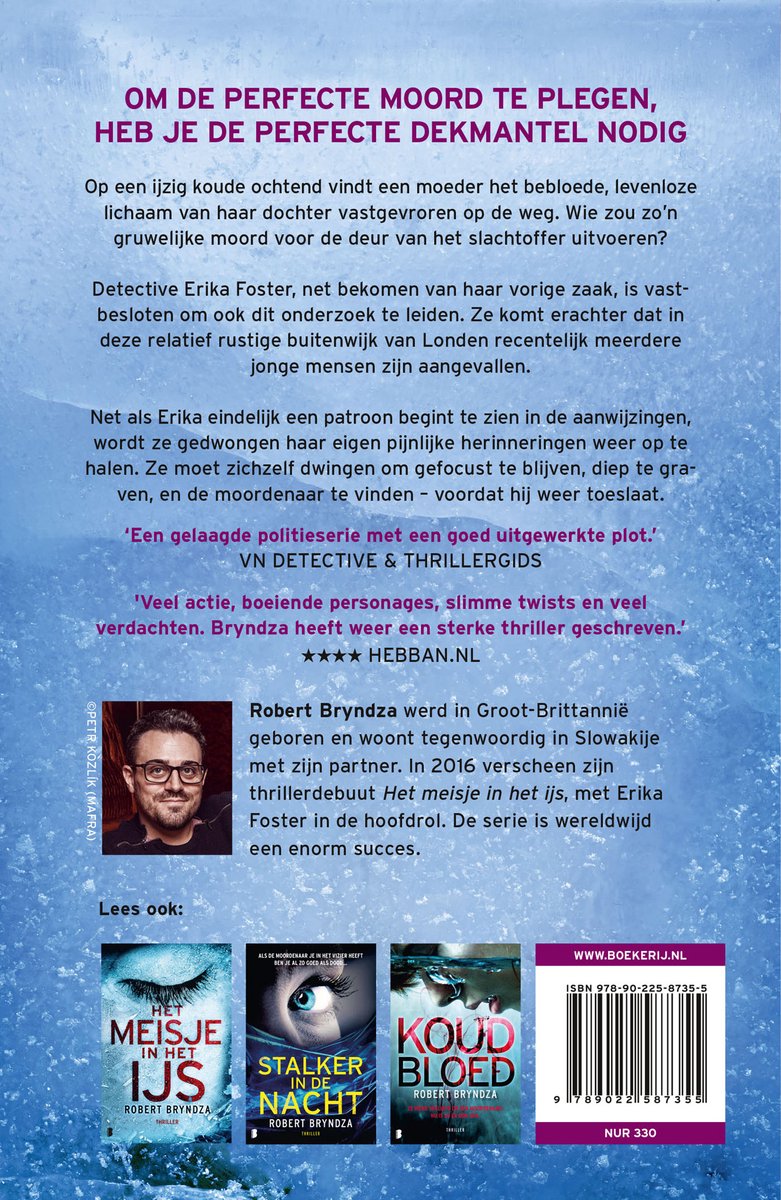 Achterkant van het boek met tekst en afbeeldingen van de boeken 'Het meisje in het ijs', 'Stalker in de nacht' en 'Koud bloed'. Een foto van de auteur Robert Bryndza.