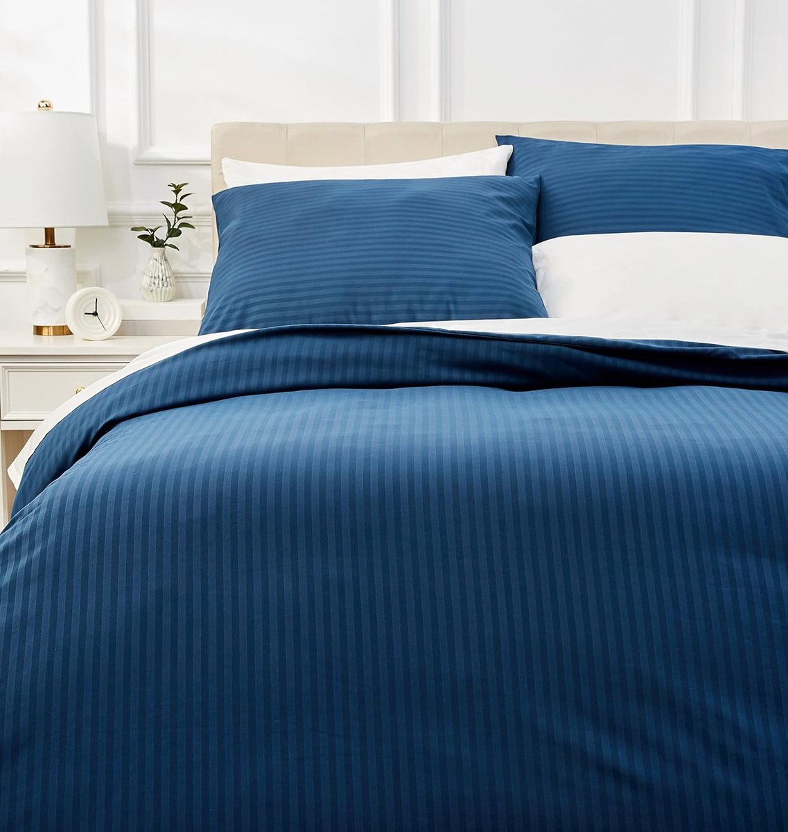 Famanu Famanu Set bestaat uit 1 luxe microvezel dekbedovertrek van 260 x 240 cm en 2 luxe kussenslopen. Een veelzijdige en handige keuze voor dagelijks gebruik in en om het huis. Marineblauw