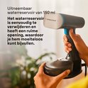 Handen vullen een zwart, Braun QuickStyle 5 kledingstoomreservoir bij.