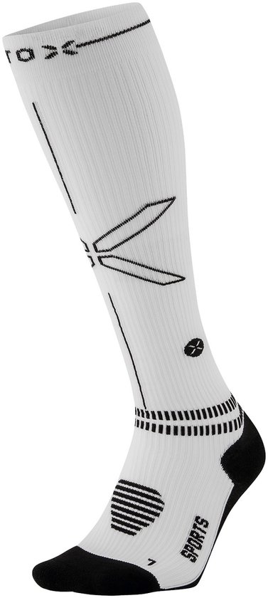 Longue chaussette de sport blanche avec détails noirs, talon et orteils. Avec inscription "SPORTS".