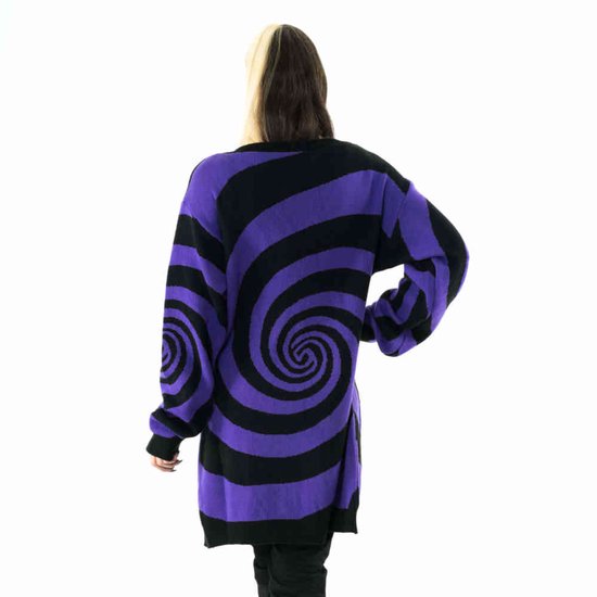 Achterkant model met paarse en zwarte spiraal cardigan.
