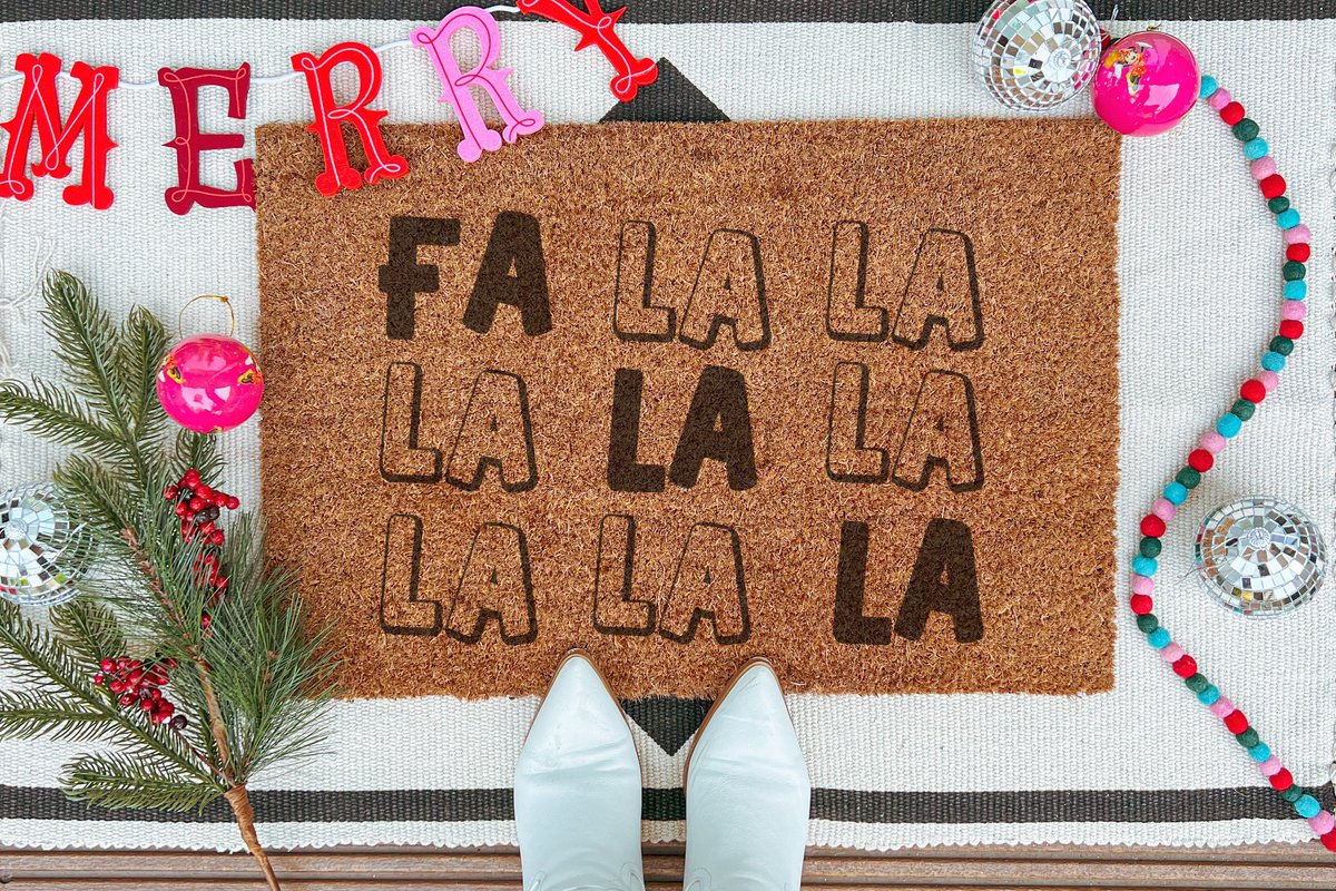 Laser-Point Fa La La Christmas | 90x60 cm | Nieuwe huis cadeau | Ingangsmat | Deurmat met stijl | Verhuizing cadeau | Praktisch & trendy | Perfect voor binnenkomst | Cadeau voor nieuwe woning Bruin | Zwart (Gravering 90x60)