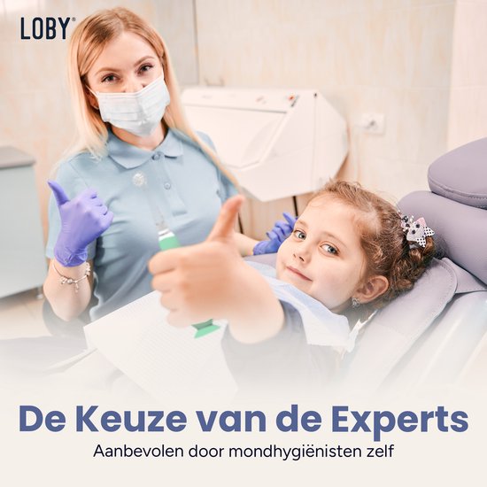 Kind met een mintgroene Loby tandenborstel met zuignapbasis op een houten vloer.