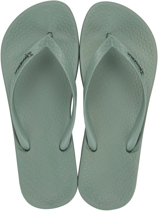 Lichtgroene Ipanema teenslippers met golvend patroon op de zool en merknaam.