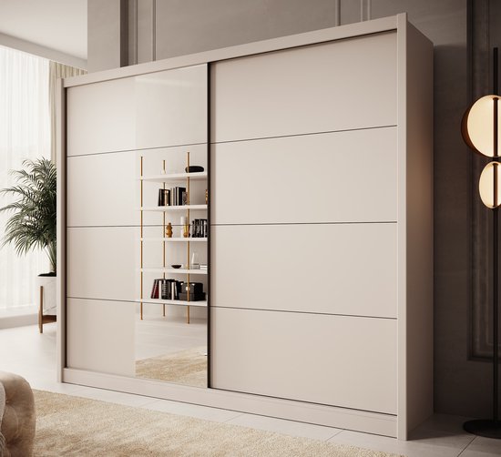 Beige kledingkast met schuifdeuren. Eén schuifdeur met spiegel en open vakken met gouden stangen en boeken.