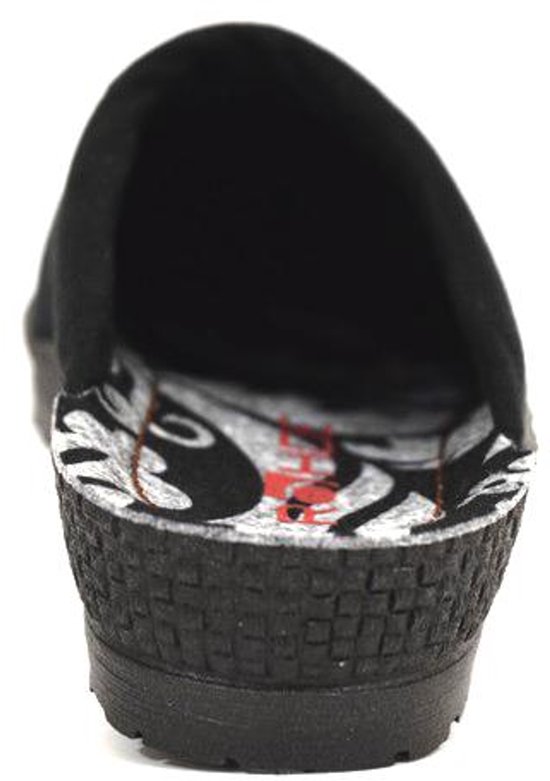 Achterkant van zwarte pantoffel met wedge zool en decoratieve binnenzool.