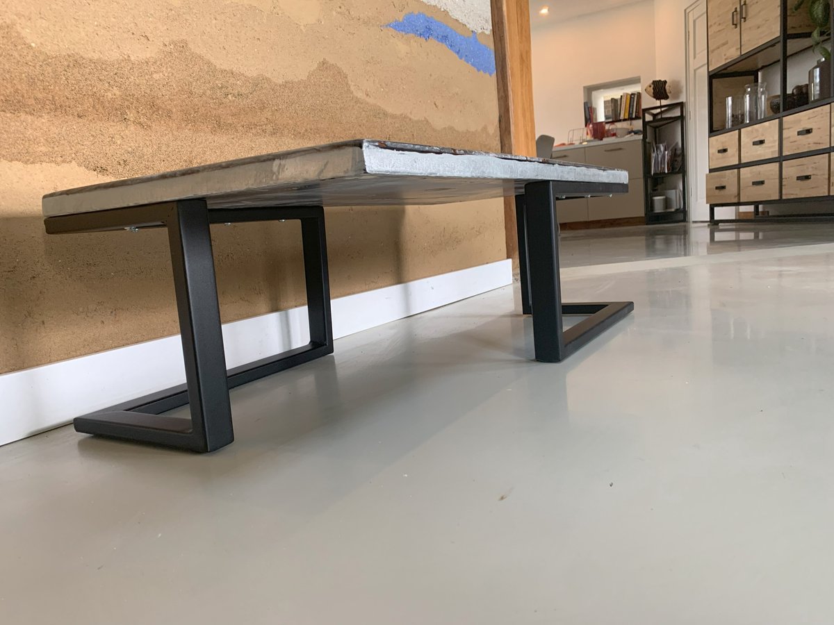 Salontafel - oud eikenhout in zilvermarmer epoxy met zwart stalen onderstel