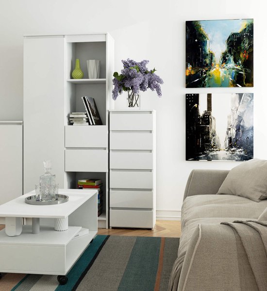 Witte ladekast met zeven lades in een woonkamer met kunst aan de muur en een grijze bank.