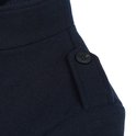 Donkerblauwe jas met staande kraag, schouderdetails en zwarte knoop.