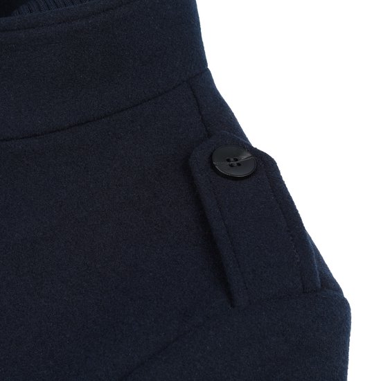 Donkerblauwe jas met staande kraag, schouderdetails en zwarte knoop.