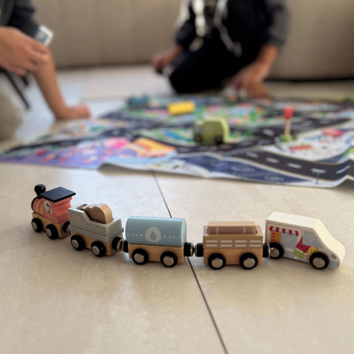 Maxx Kidz Houten Speelgoed Auto's, Trein en Speelkleed - Autokleed met 11 Voertuigen - Auto met Magneten - Educatief & Duurzaam Speelgoed - vanaf 2 jaar — afbeelding 2