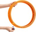 Twee handen houden een rond oranje magazijn vol met blauwe pijltjes. Eén hand houdt een los pijltje vast.