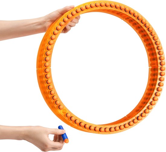 Twee handen houden een rond oranje magazijn vol met blauwe pijltjes. Eén hand houdt een los pijltje vast.