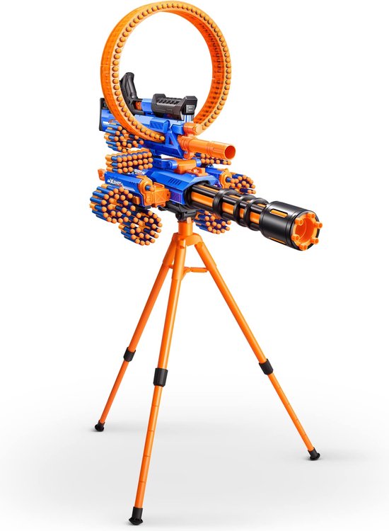 XSHOT Insanity Berzerko blaster op oranje driepoot met pijltjes in oranje cirkel.