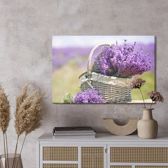 Schilderijkoning - Canvas Schilderij Mand Met Lavendel Bloemen - 70 x 50 cm