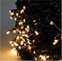 Een hoop warmwitte LED-lichtjes aan zwarte bedrading, close-up.