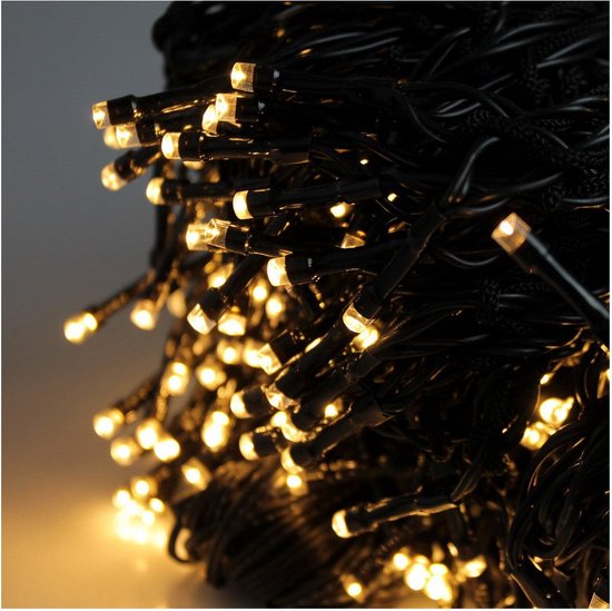Een hoop warmwitte LED-lichtjes aan zwarte bedrading, close-up.