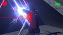 Een man met een rode hoodie, een robot en een lasershow.