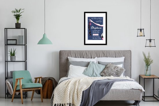 Illustration d'une pin-up avec un vêtement à la main