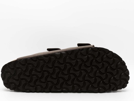 Zool van een bruine Birkenstock Arizona slipper, met golvend patroon.