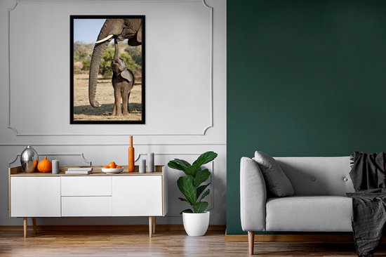 Cadre photo avec affiche - Bébé éléphant communique avec sa mère - 60x90 cm - Cadre pour affiche