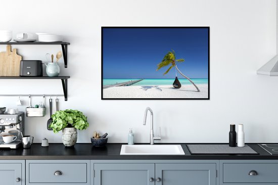 Photo encadrée - Une plage de sable blanc avec un hamac aux Maldives cadre photo noir 120x80 cm - Affiche encadrée (Décoration murale salon / chambre) / Mer et plage