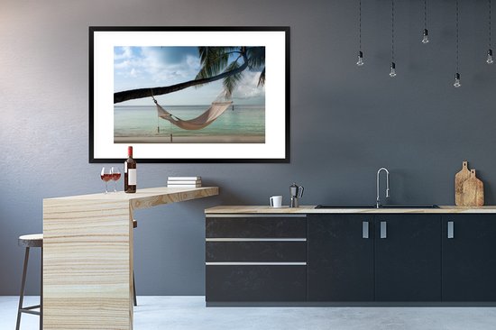 Photo encadrée - Hamac attaché à un palmier près d'une plage Cadre photo noir avec passe-partout blanc xxl 120x80 cm - Affiche encadrée (Décoration murale salon / chambre) / Mer et plage