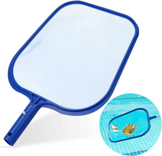Épuisette bleue de piscine avec manche incurvé flottant dans l'eau de piscine. L'insert montre l'épuisette avec des feuilles.