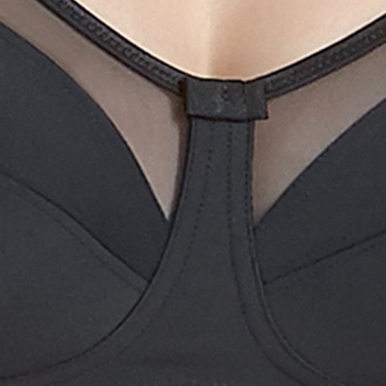 Close-up van de zwarte beugelbh van Anita Comfort met mesh inzetstuk en sluiting.