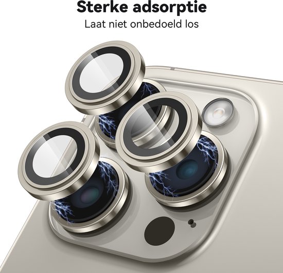 Drie zilverkleurige cameralensbeschermers met blauwe elektrische lading, bovenop de drie lenzen van een champagnekleurige telefoon. "Sterke adsorptie"