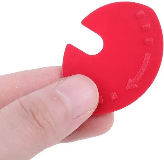 Hand houdt een rode blikafsluiter vast met een inkeping en een pijl.