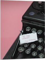 Vlag - Quote op Wit Papier Liggend op Zwarte Vintage Typemachine op Roze Achtergrond - 60x80 cm Foto op Polyester Vlag