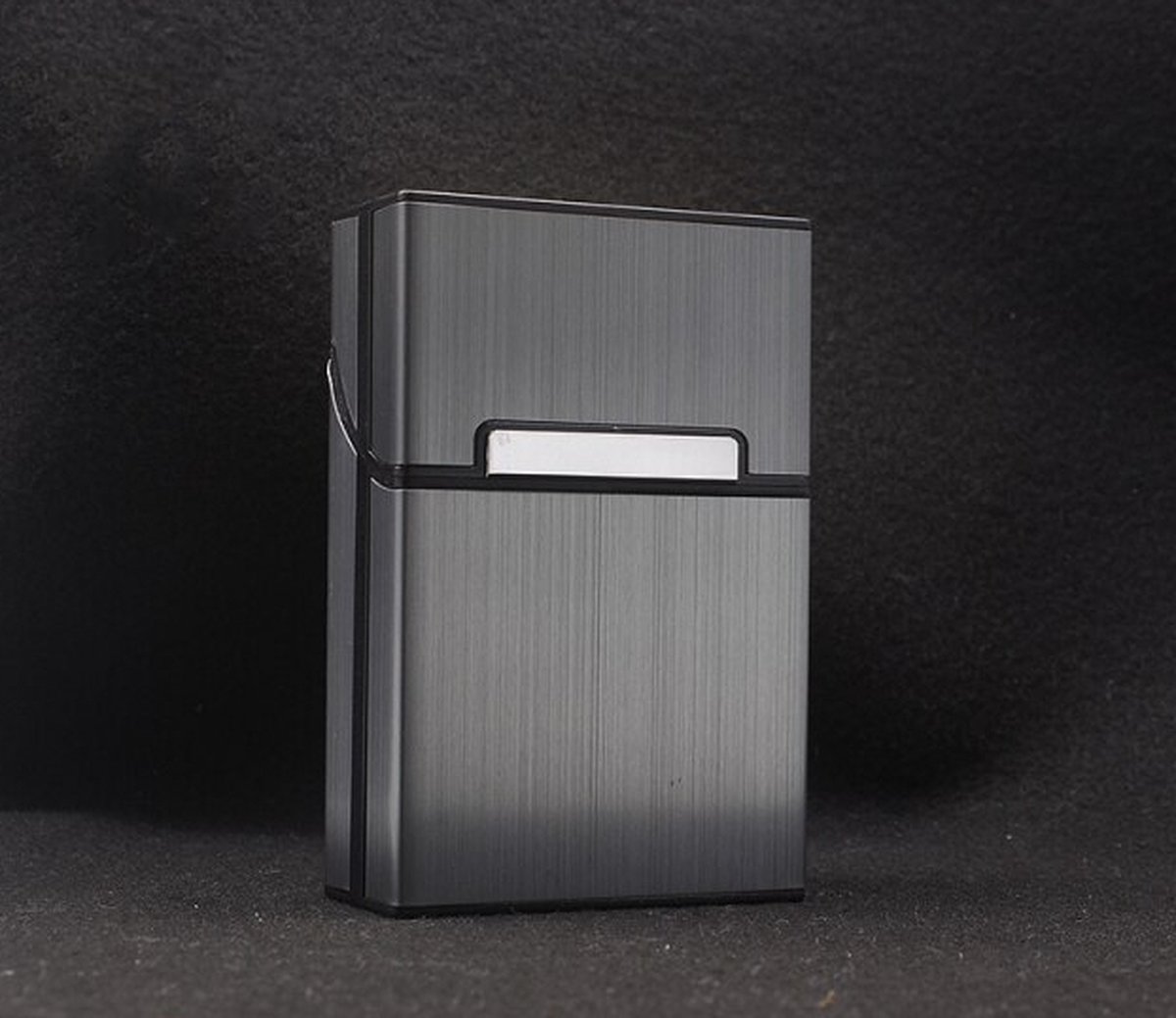 Goedkoopste Gadgetpoint | Sigarettenhouder | Opbergbox | Sigarettendoosje | Sigaretten opberg doos | Plastic Metaal Kunststof | Donkergrijs - Zwart | Sinterklaas & Kerst Cadeau