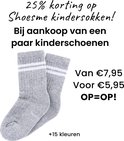Lichtgrijze sokken met twee witte strepen.