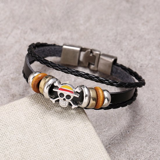 Zwarte gevlochten armband met een prominente One Piece schedelbedel, metalen en houten kralen.