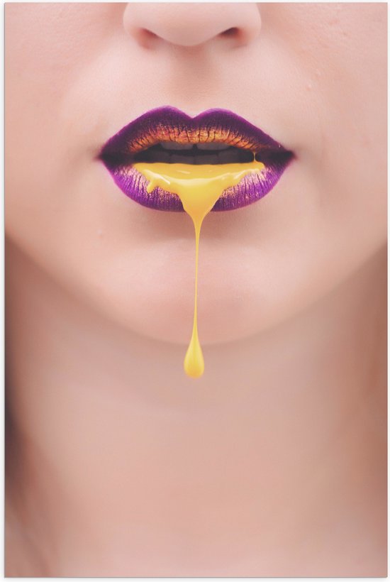Poster Glanzend – Gezicht - Mond - Lippenstift - Vloeistof - Druppel - 80x120 cm Foto op Posterpapier met Glanzende Afwerking
