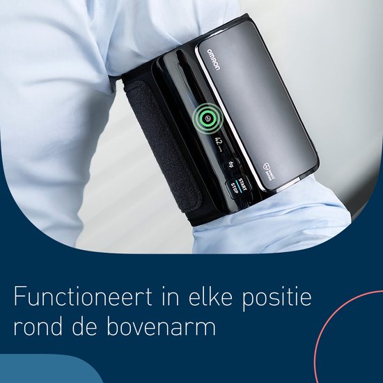 Close-up van de OMRON EVOLV bloeddrukmeter om een arm, met de tekst 'Functioneert in elke positie rond de bovenarm'.
