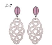 Roze oorclips oorbellen met een mooie langwerpige hanger