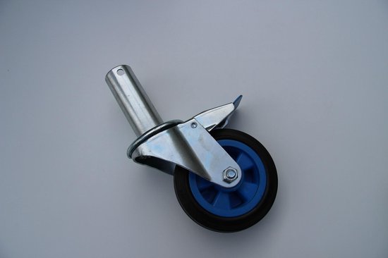 Zwenkwiel met rem, blauwe kunststof velg, zwart rubberen band en metalen buisadapter.
